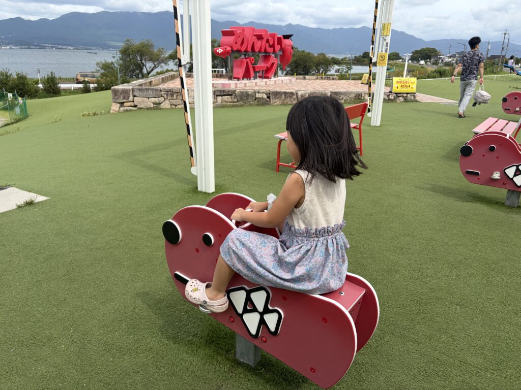 めんたいパークびわ湖の遊具で遊ぶ5歳の娘