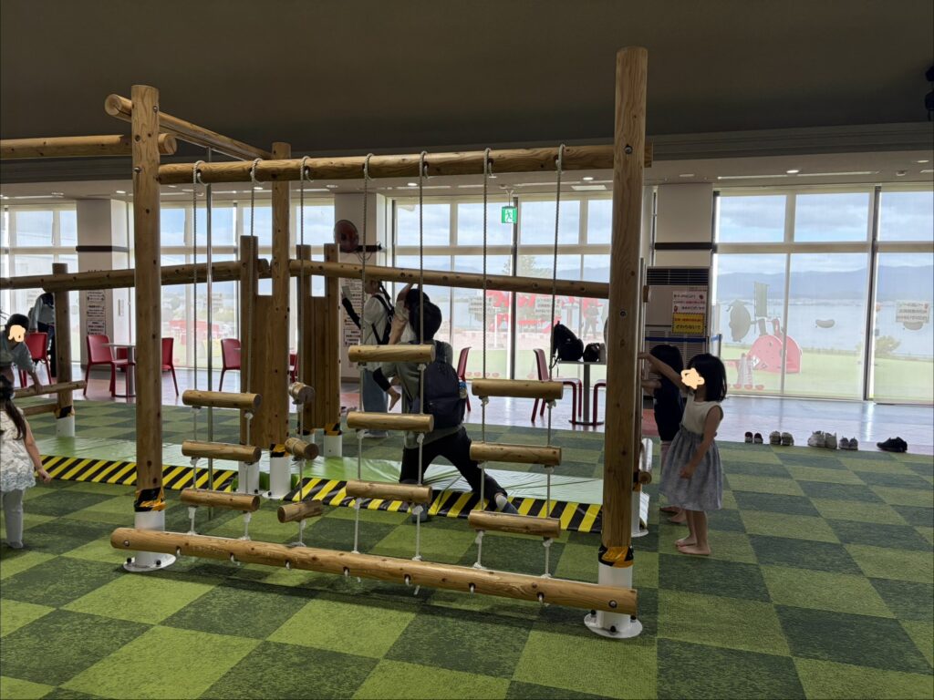 めんたいパークびわ湖の屋内遊具丸太橋