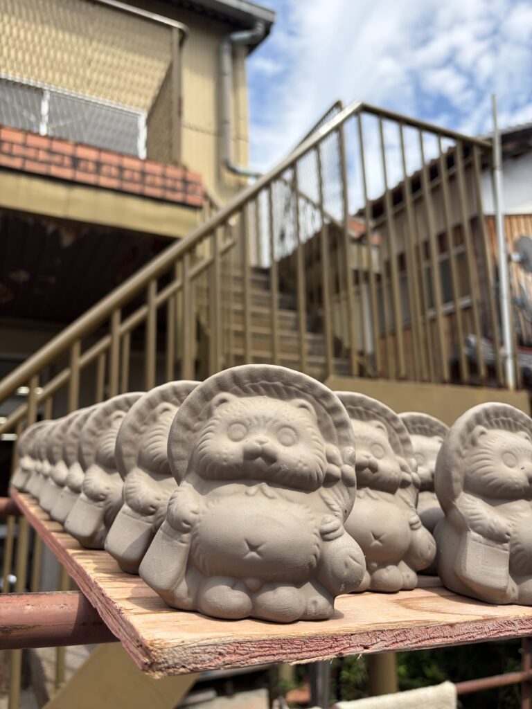 信楽陶芸村の焼き前たぬき達